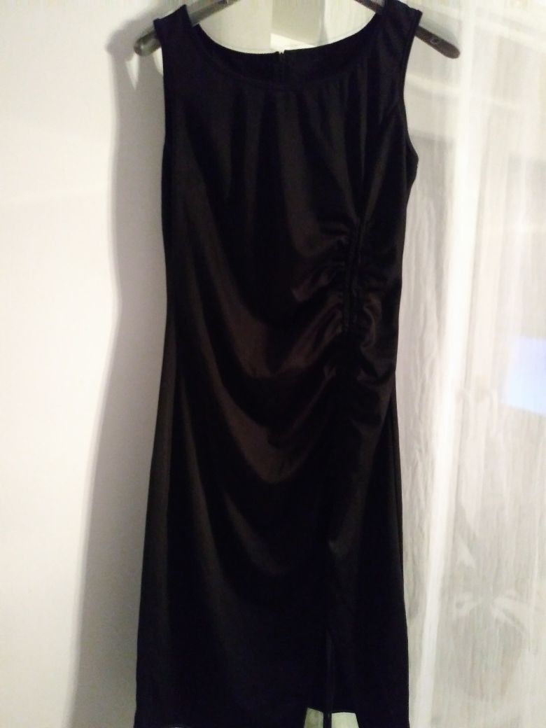 Mała czarna sukienka studniówka