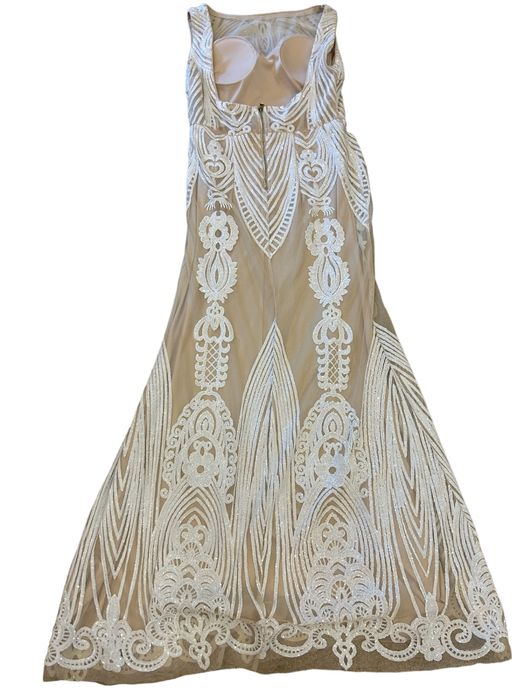 Suknia ślubna pięknie zdobiona