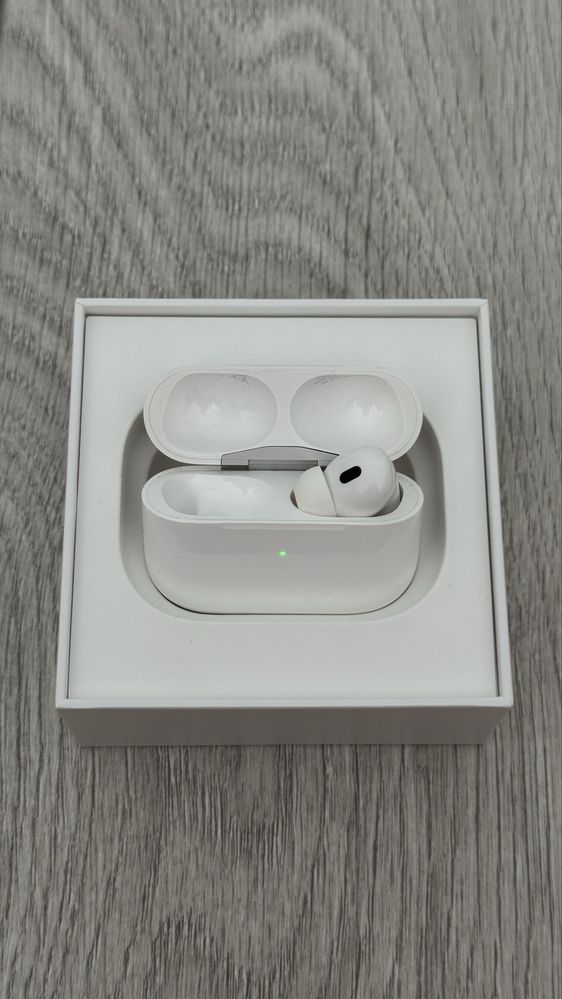 AirPods Pro 2 Lightning (оригінал) Кейс + правий навушник.
