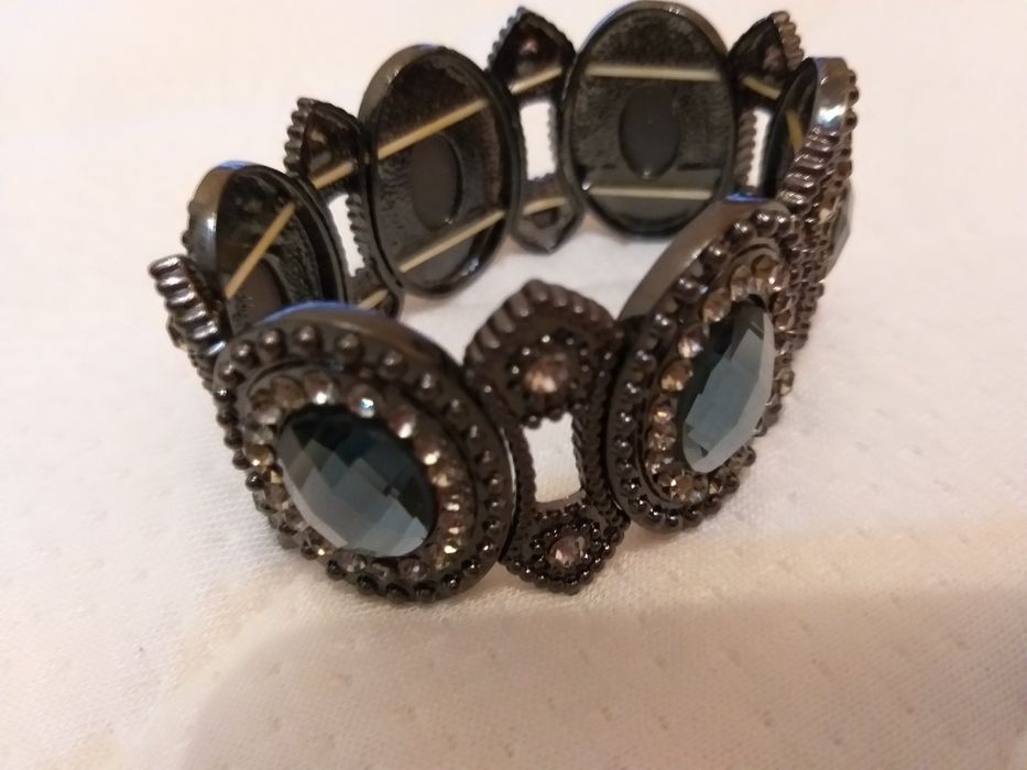 Brazoletka czarna miniąca z kryształkami na gumke