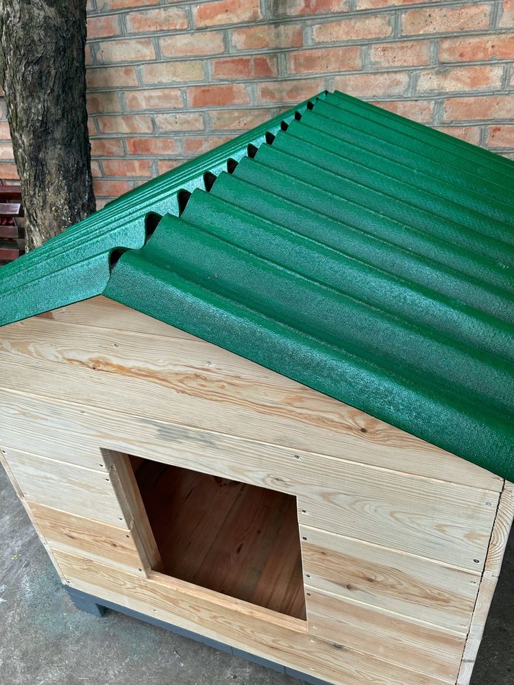 Нова деревяна будка для великої собаки