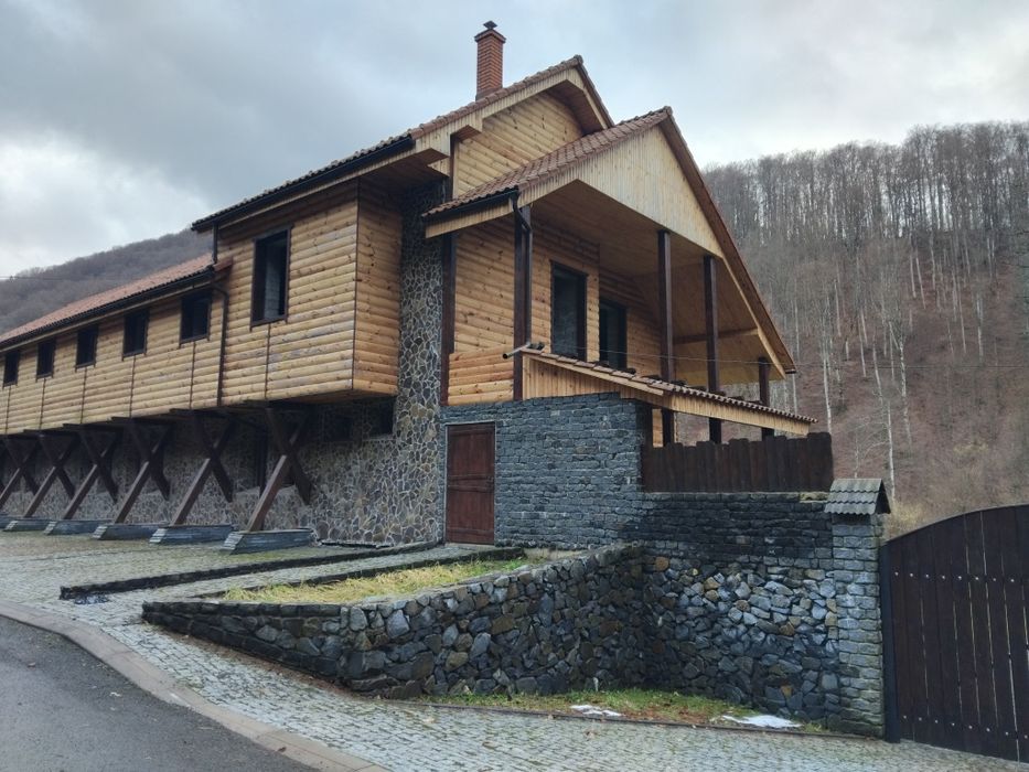 Маєток у горах Карпат с Вовчий Закарпатської області