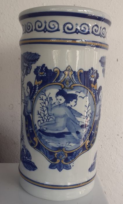 Jarra com desenhos antigos