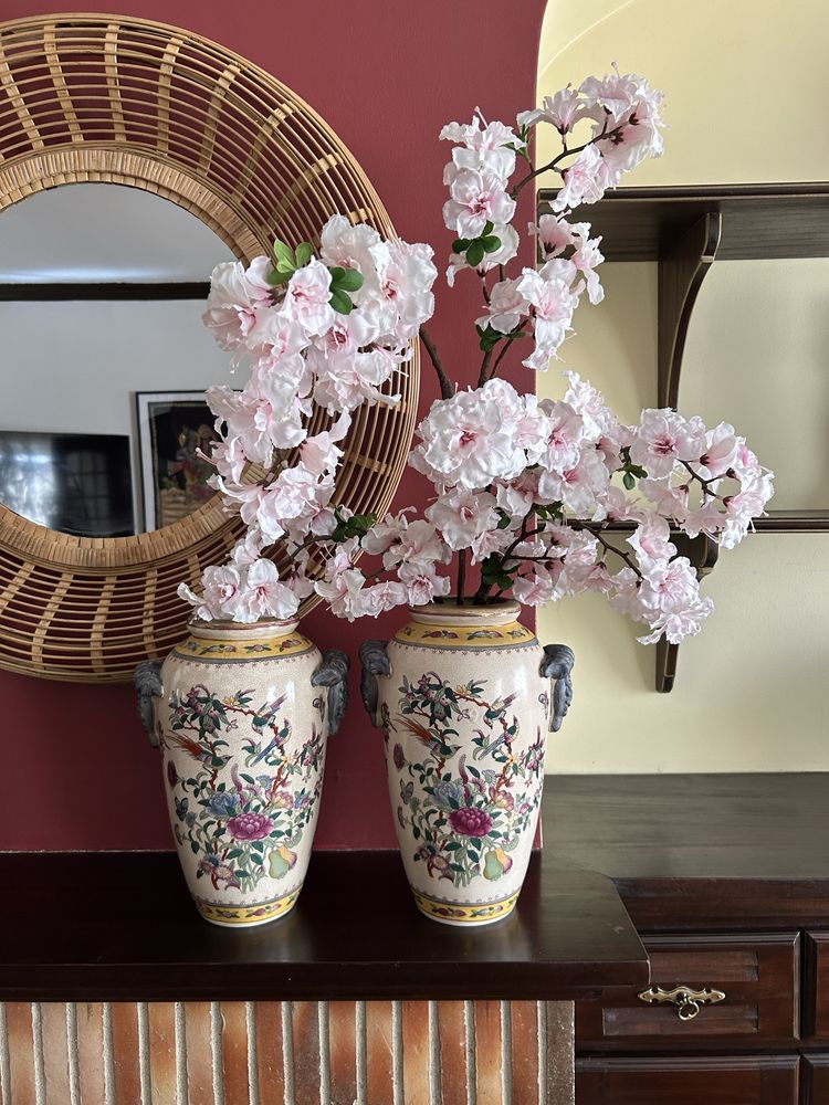2 jarrões orientais 35 cm e 36 cm altura + flores amendoeira