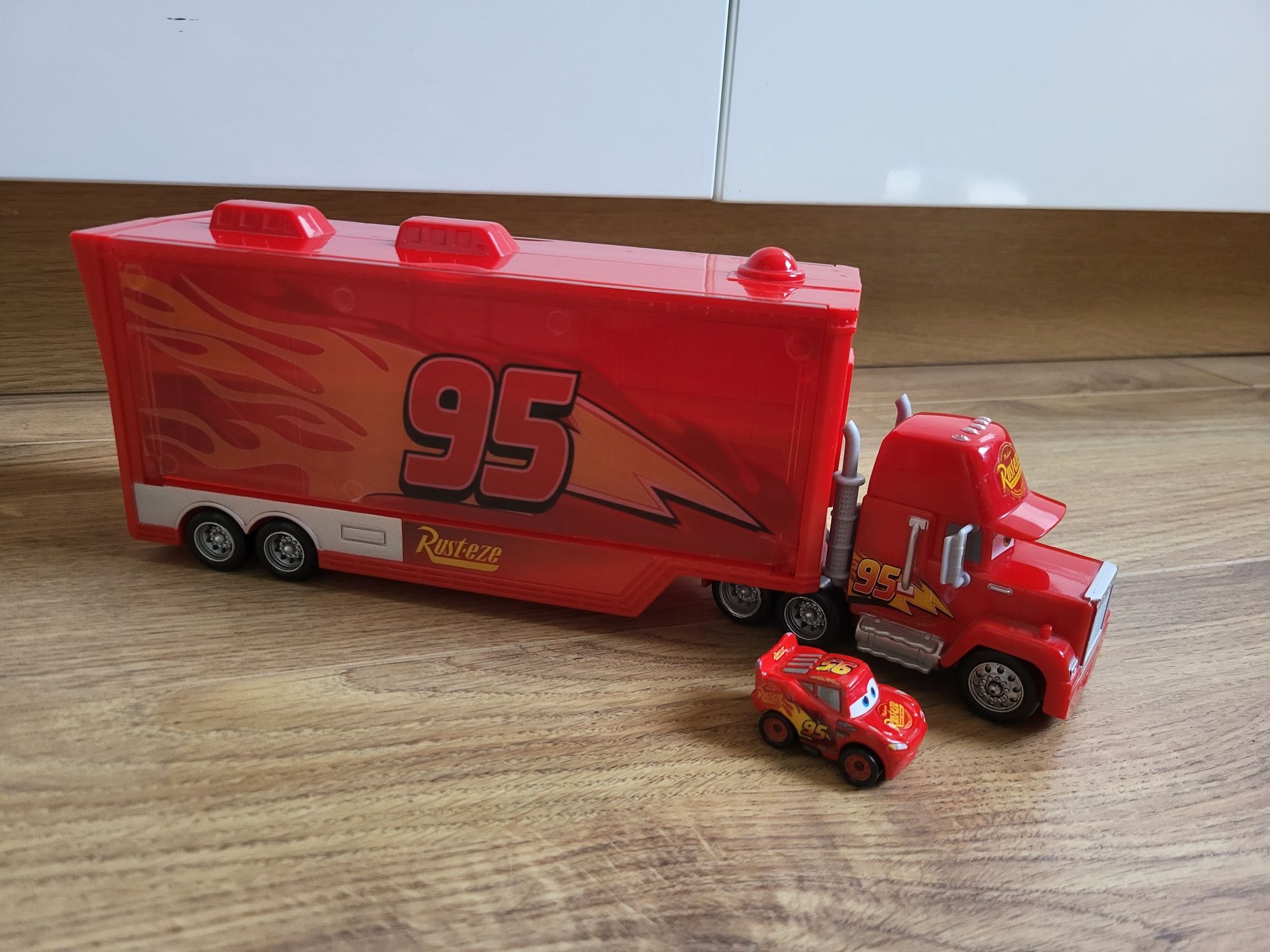 Auta Cars Mattel Maniek transporter do aut mini plus Zygzak Mc Queen