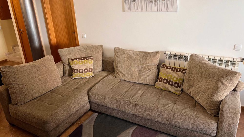 Dois sofás em bom estado de conservação