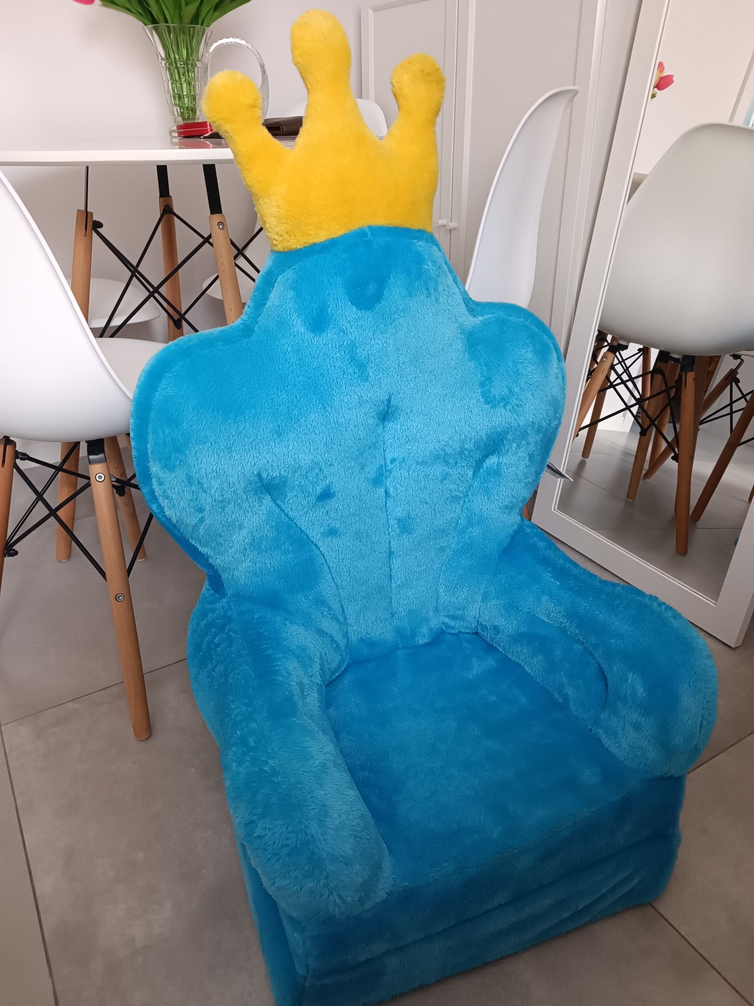 Fotel pluszowy niebieski tron dla dziecka rozkładany