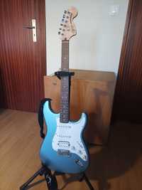 Guitarra Fender Squier Strat Aff + Fender FE920 + Sup K&M 17685 (NOVO)