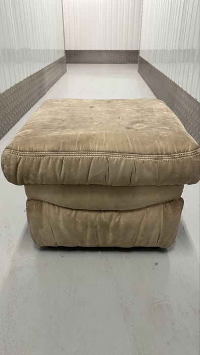 PUFA 2 – Beżowa / jasna, do czyszczenia lub renowacji(55 × 55 × 42 cm)