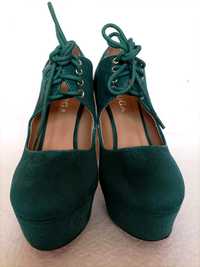 Sapatos verdes de salto alto marca Voga (Tam. 37)
