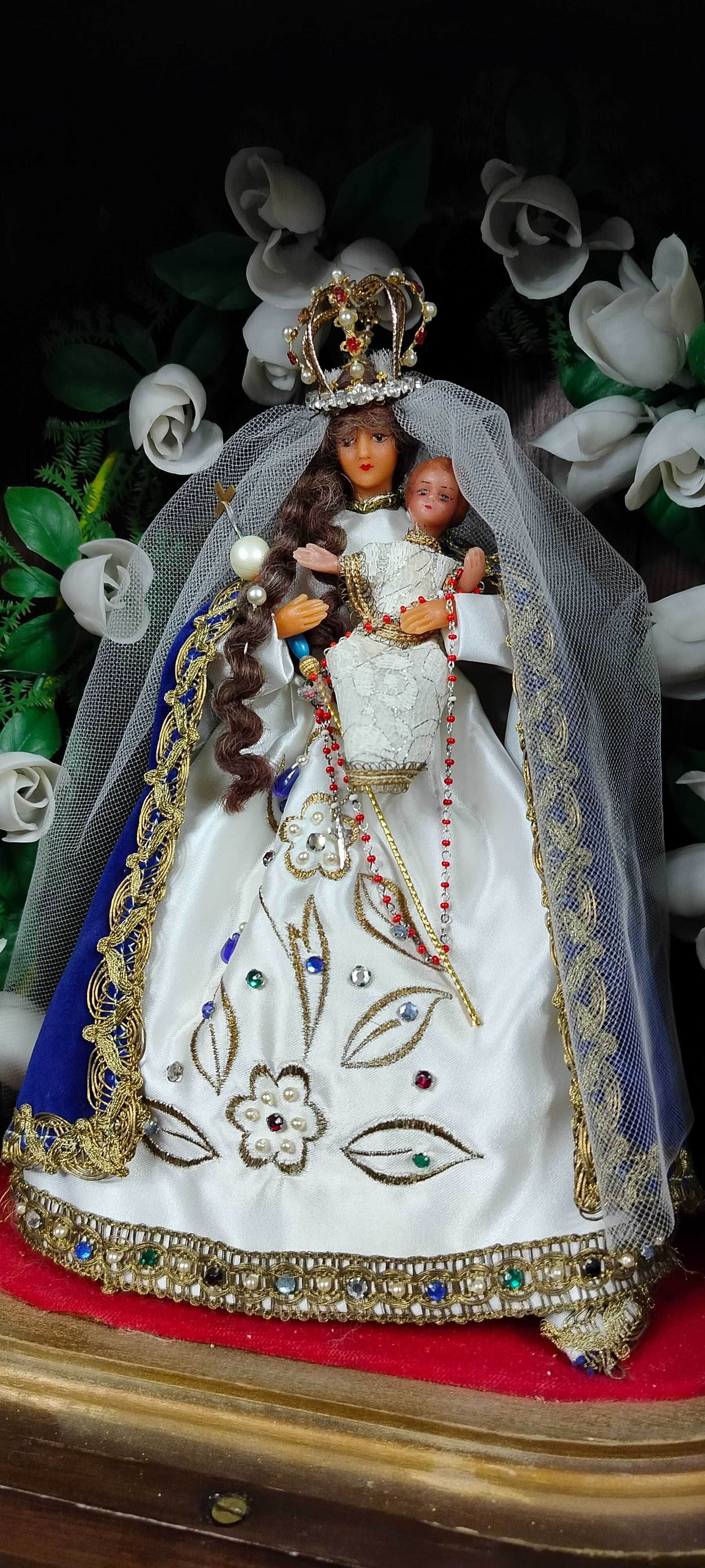 Stara drewniana kapliczka z figurka Maryi i dzieciątka Jezus