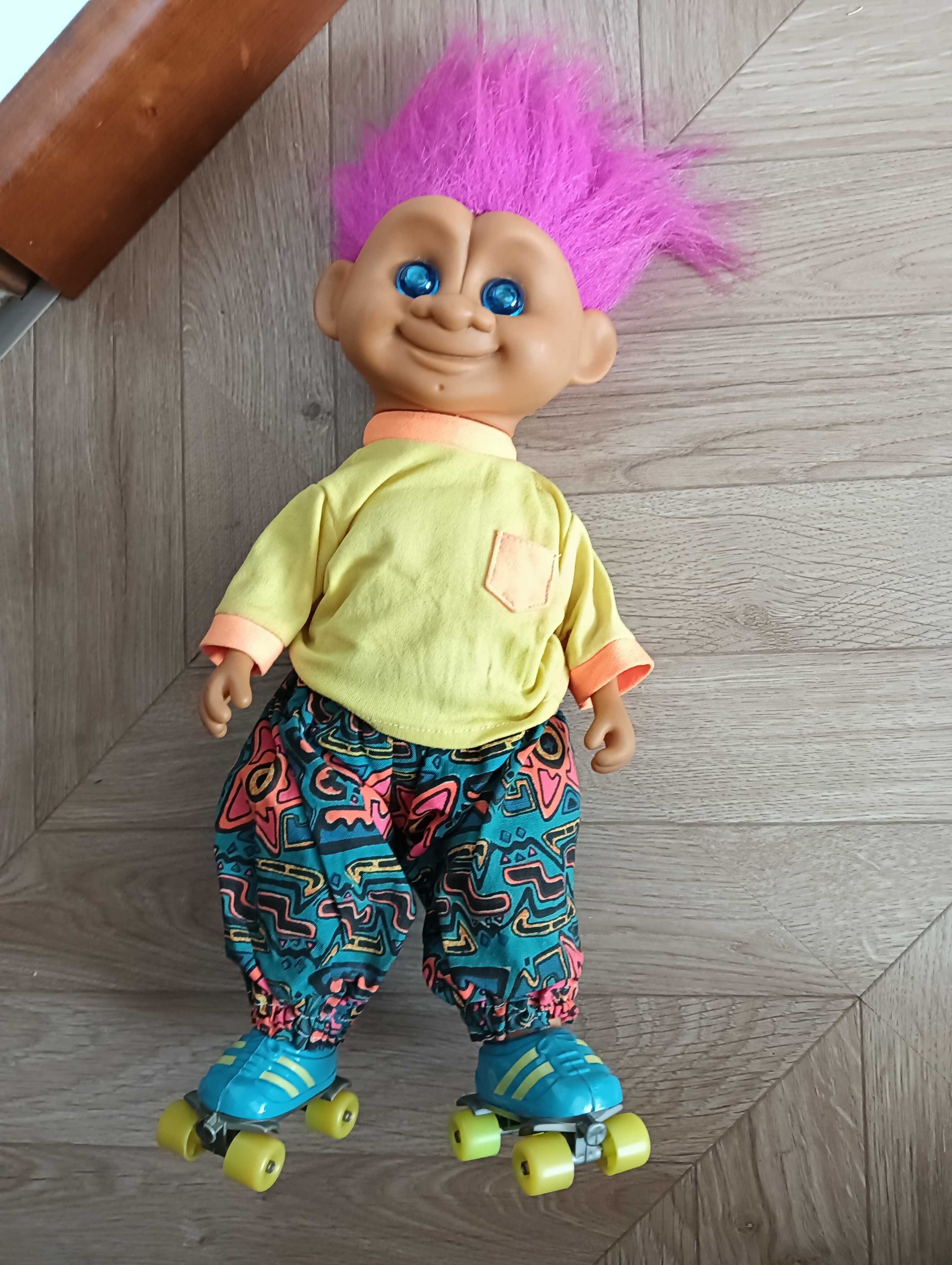 Troll jeżdżący na wrotkach grający lata 90 świecące oczy