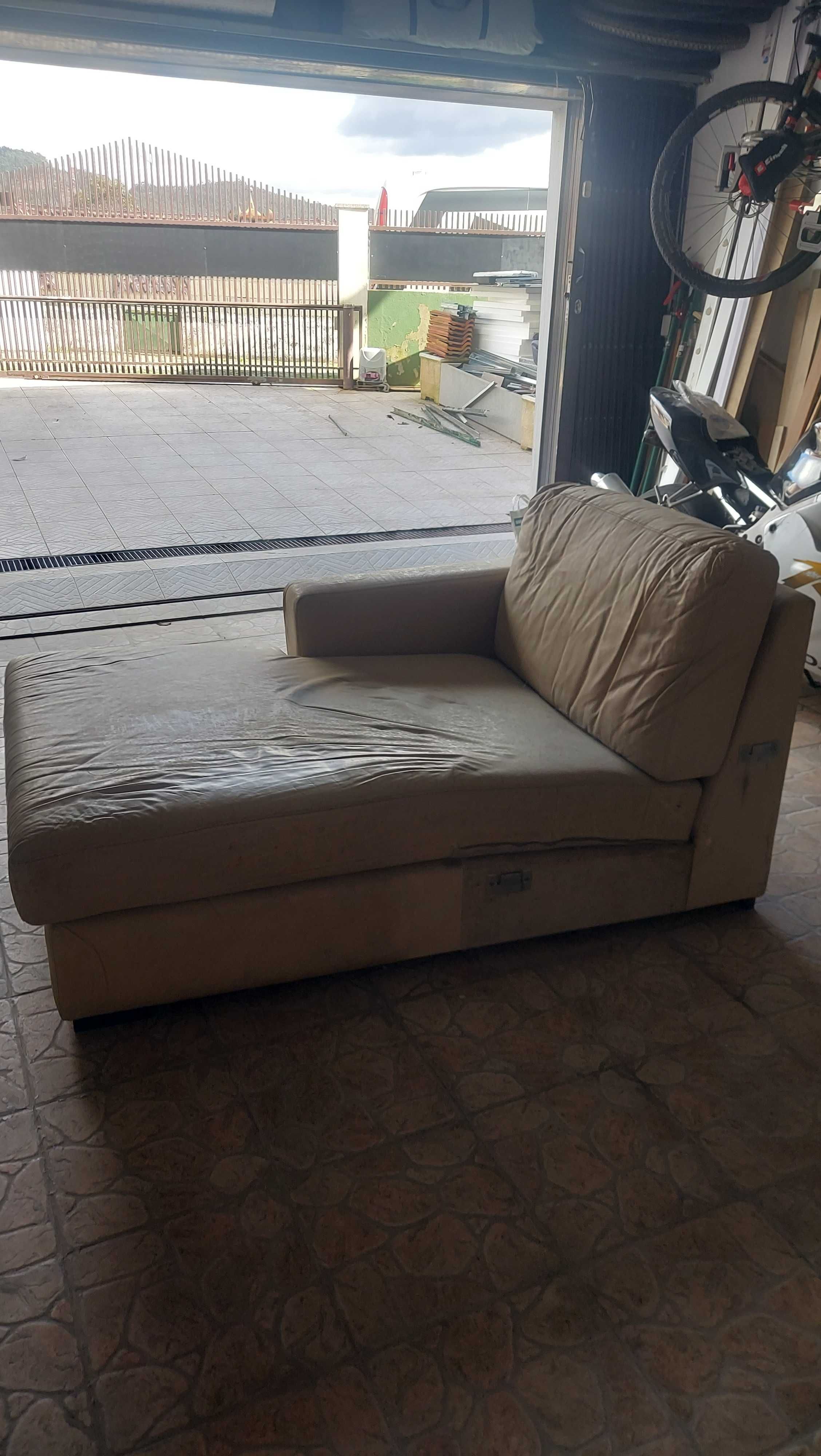 Sofas um pouco gastos mas sem ninhum rasgao so limpar