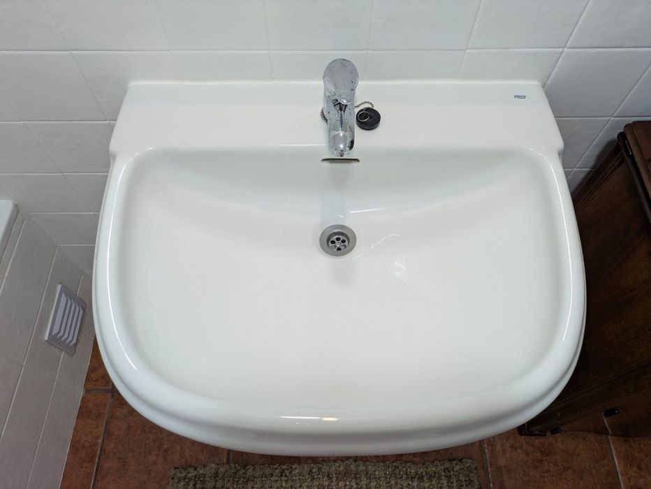 Lavatório wc em porcelana da marca Dama Roca com coluna de apoio