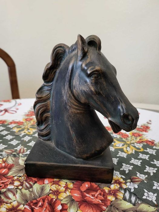 Estátuas de cavalos, busto de cavalo (duas estátuas)
