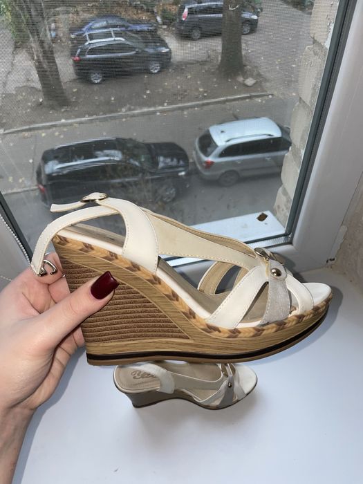 Продам босоніжки на танкетці (мода 2000х)