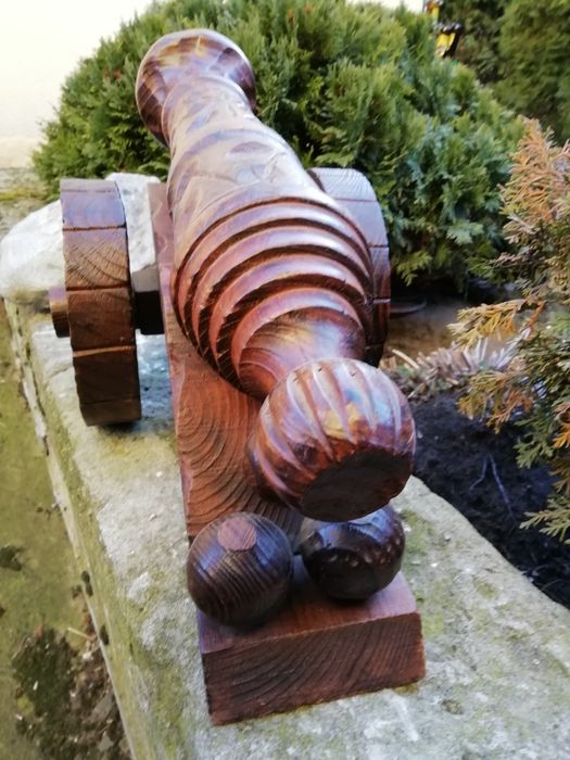 Armata - drewno afrykańskie.