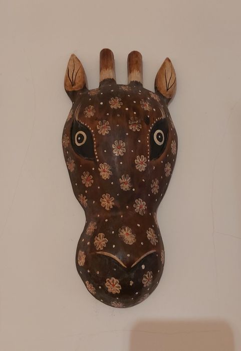 Girafa de madeira com oferta