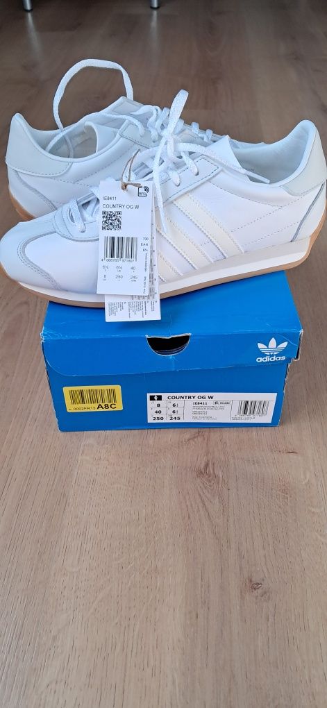 Шкiрянi кросiвки  adidas, в 40розмiрi,по устiлцi 25.5cм.