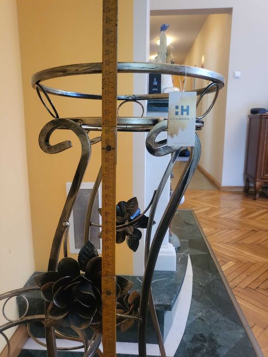 Śliczny kwietnik metalowy na 3 doniczki z motywami róży.