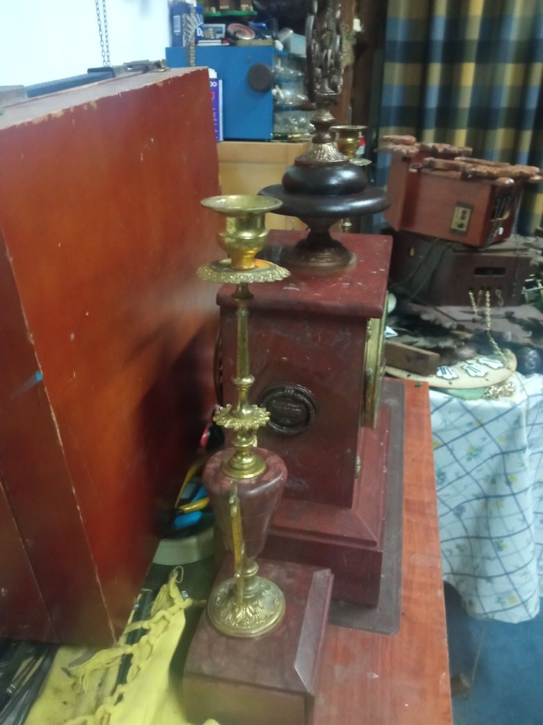 Lindíssimo terno. Relógio e candelabros.