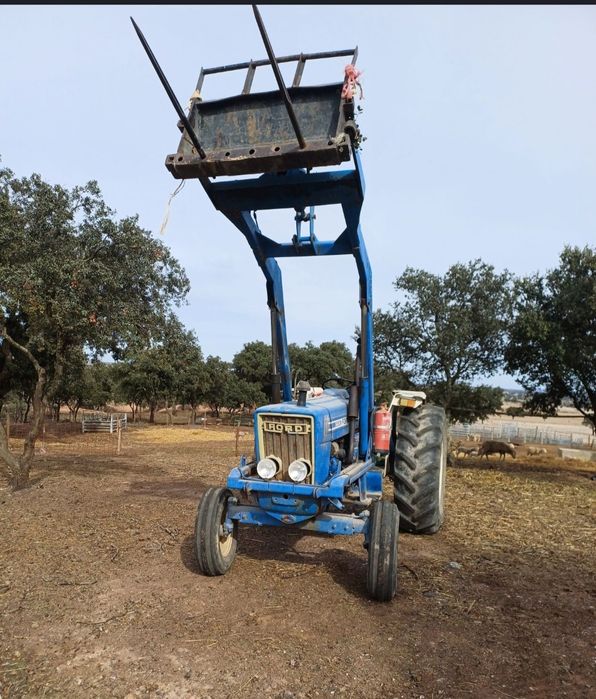 Ford 5600 com carregador frontal