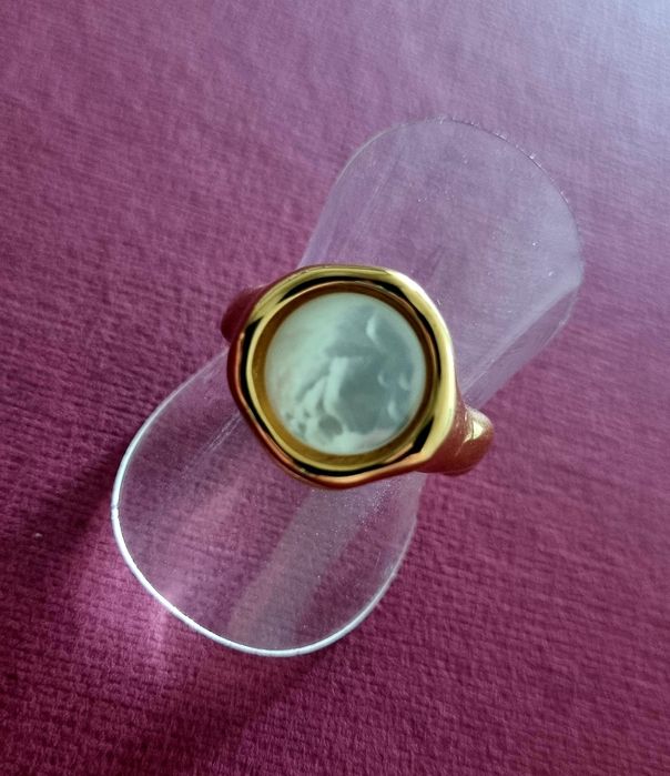 Anel dourado, em aço, com uma madrepérola redonda. T17/18