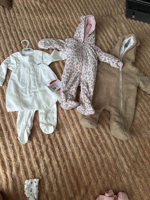 Дитячий одяг (пляшечки, іграшки та памперси у подарунок)