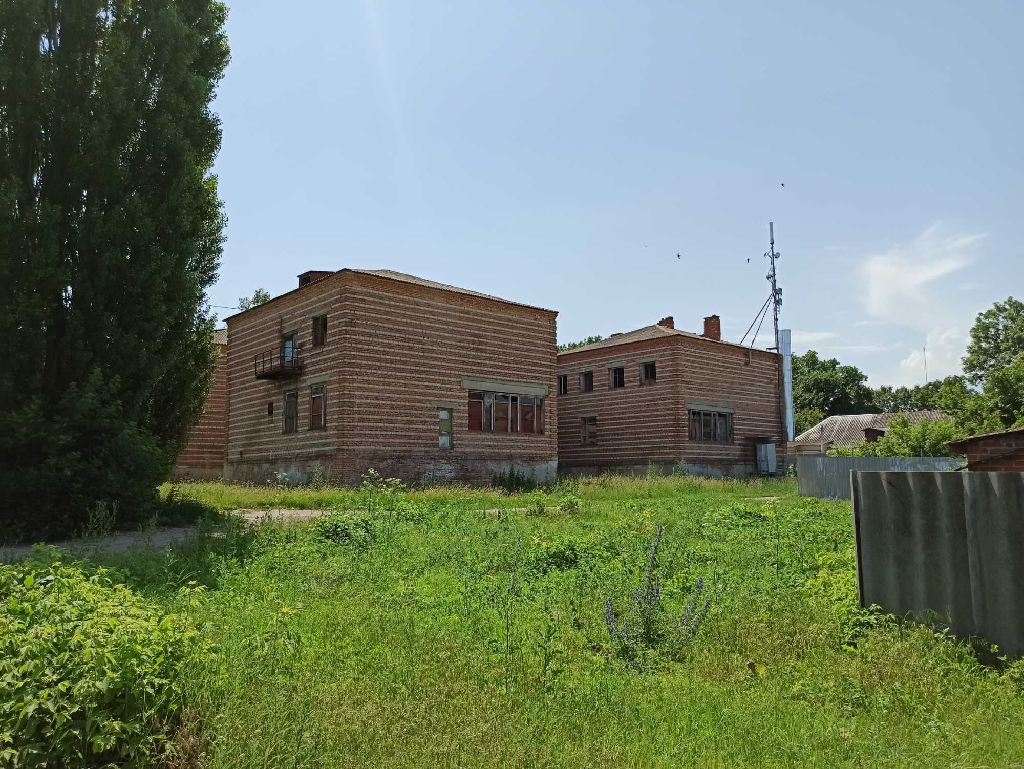 Продам нежитлову будівлю площею 2038,7 кв.м. на ділянці кат. 03.10
