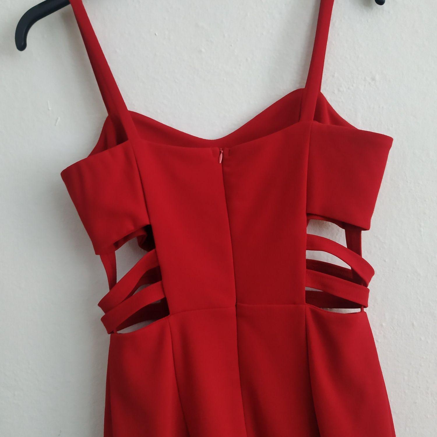 Czerwona sukienka na ramiączkach