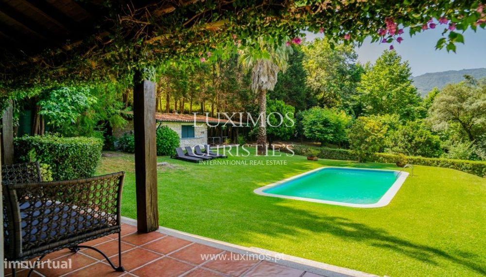 Moradia com piscina e vistas de rio à venda no Gerês