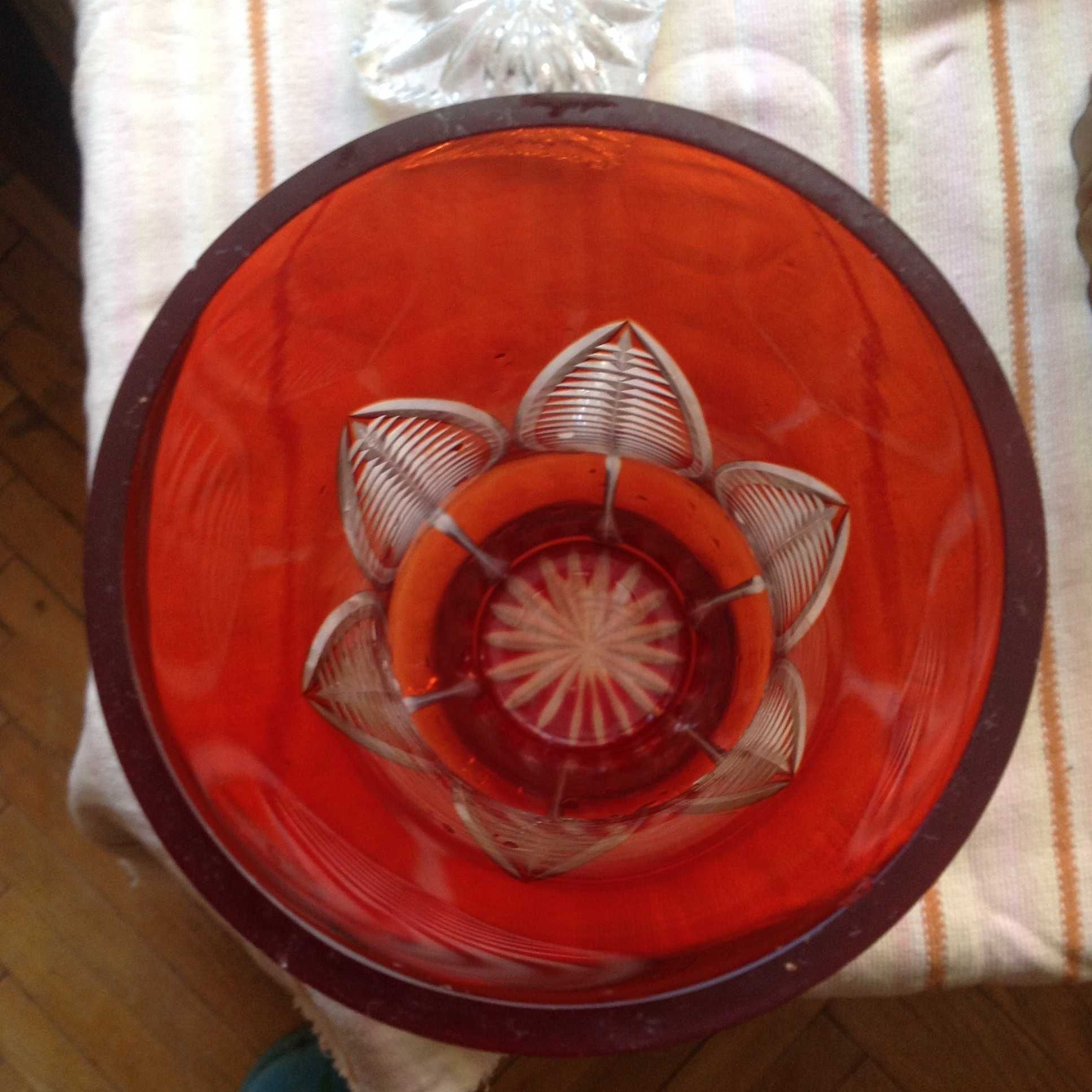 ваза из красного стекла  для цветов