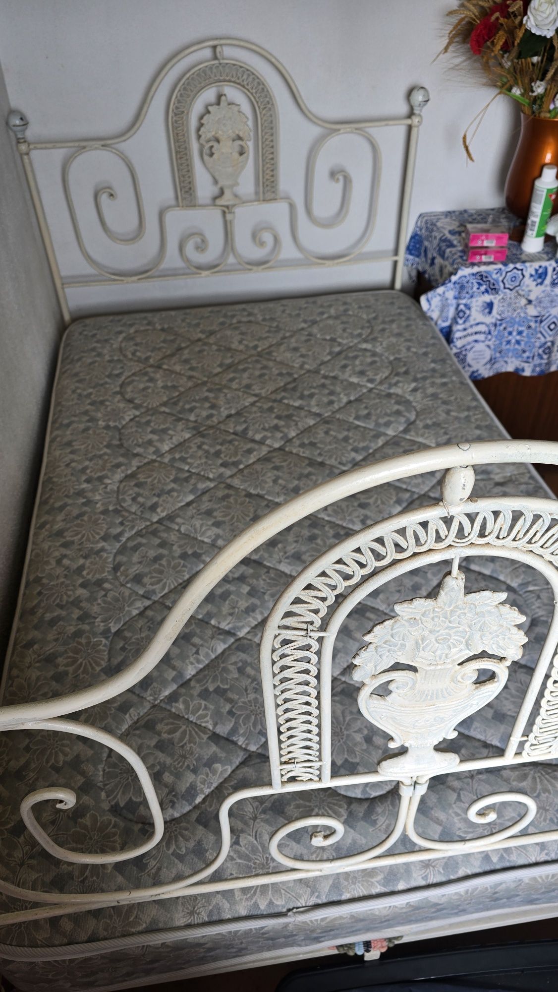 Cama de ferro antiga
