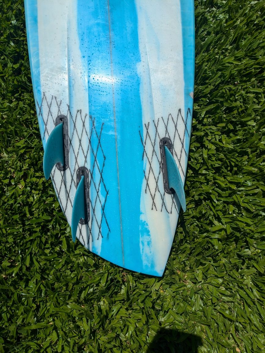 Prancha de surf  assimétrica Goofy twin/quad c/ quilhas deflow.