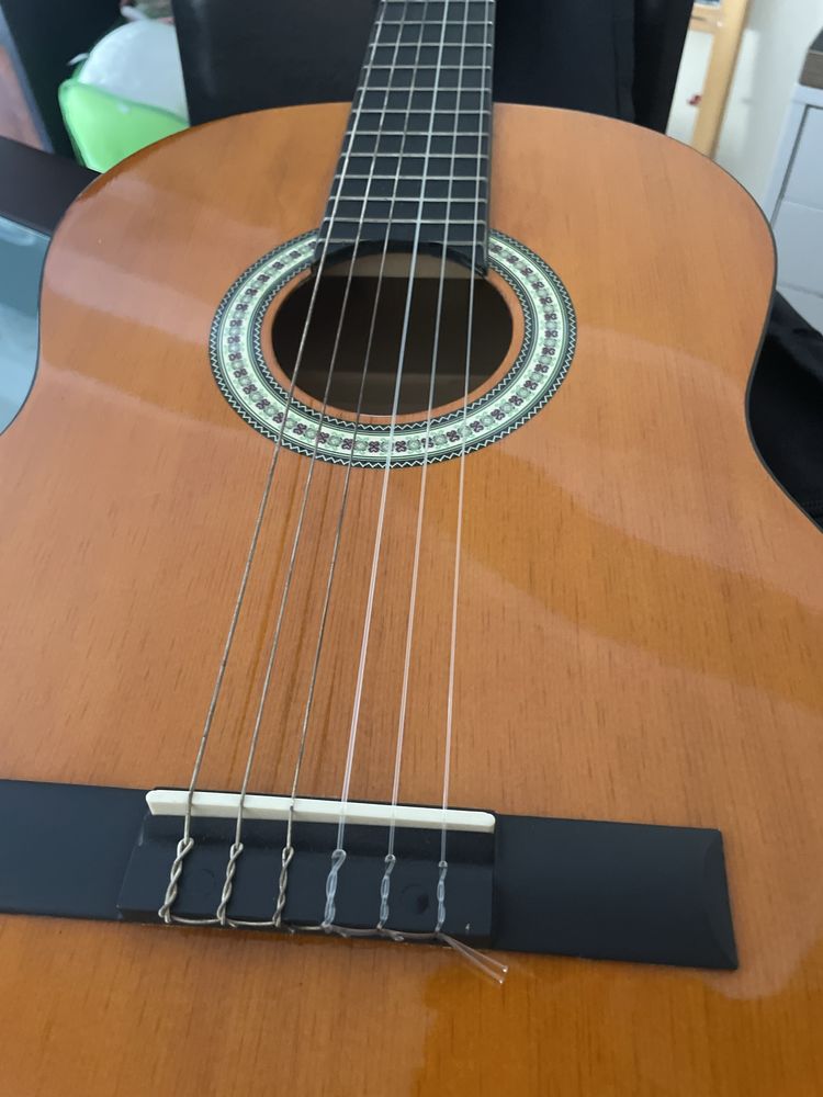 Guitarra com saco de transporte