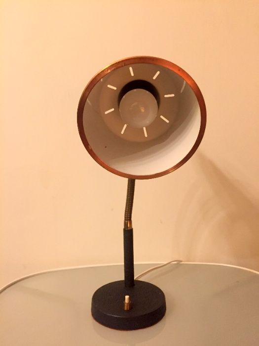 Candeeiro de mesa dinamarquês em cobre, latão com base a preto anos 50
