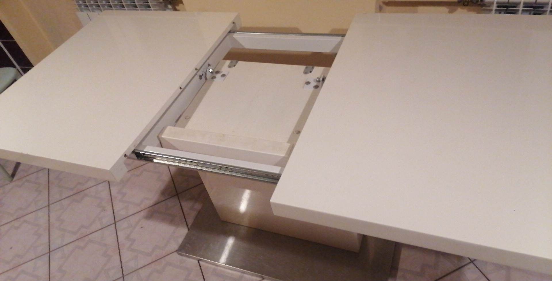 Stół biały lakierowany rozkładany do jadalni chrom