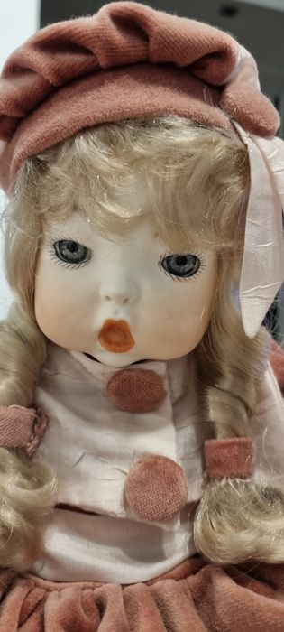 Boneca antiga em porcelana e vestido de veludo rosa