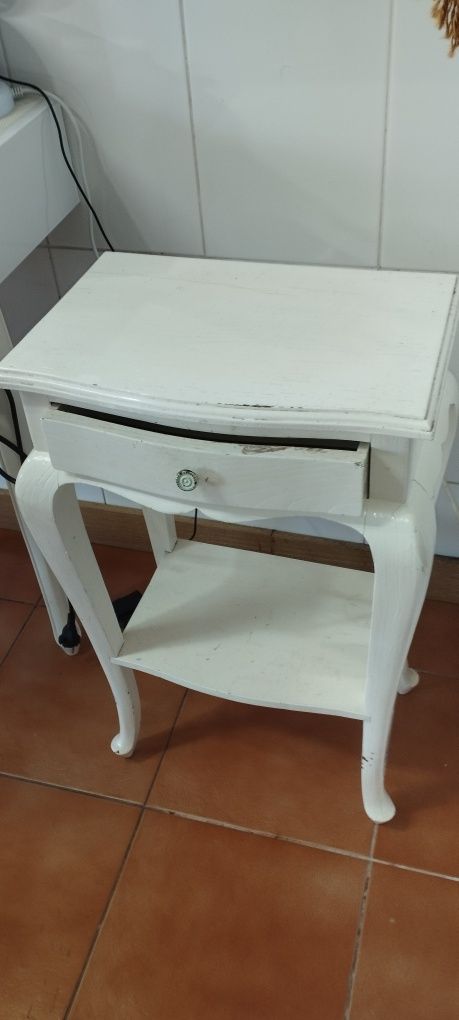 Mesinha antiga em branco
