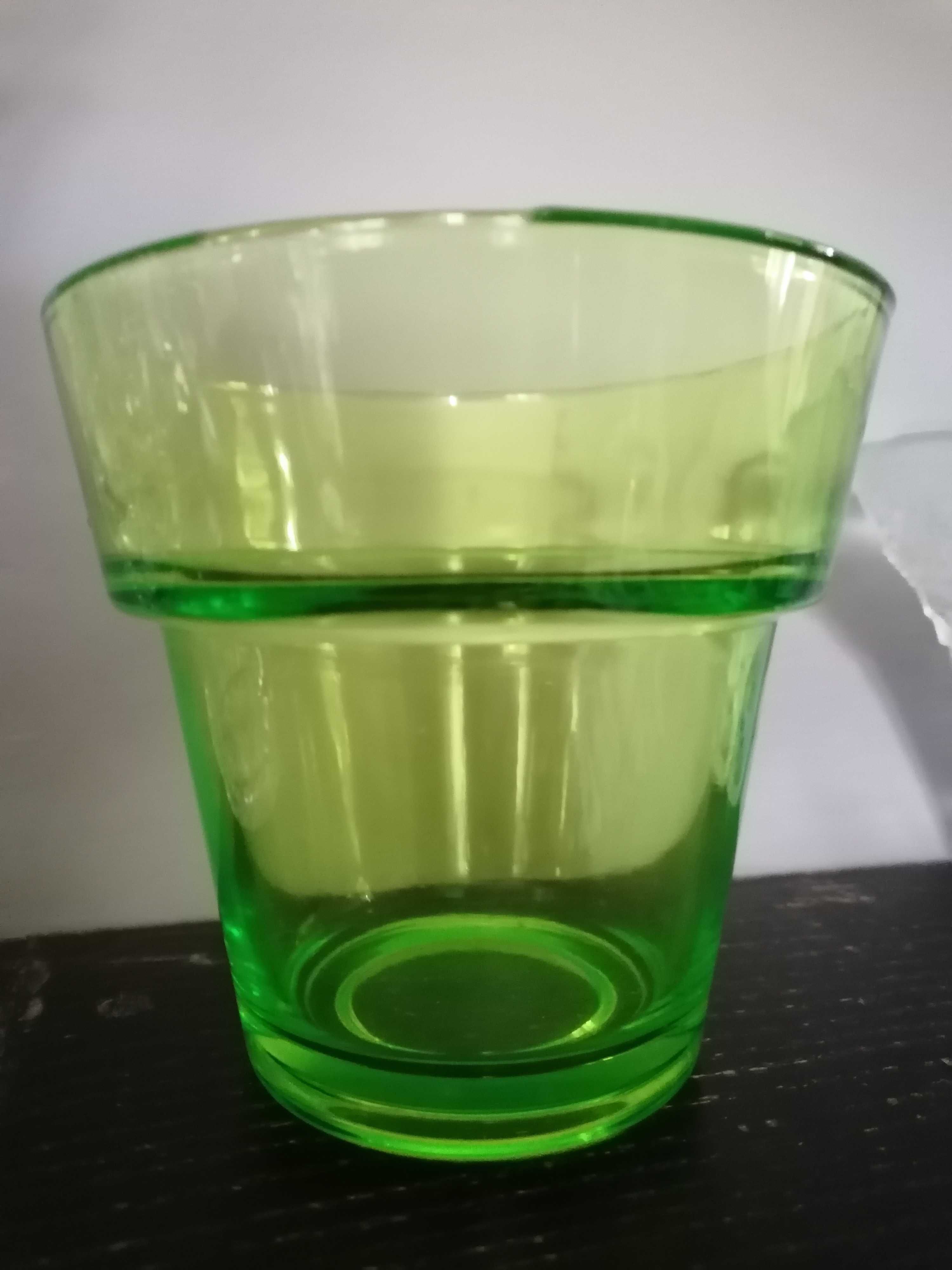 Osłonka - wazon ze szkła uranowego.