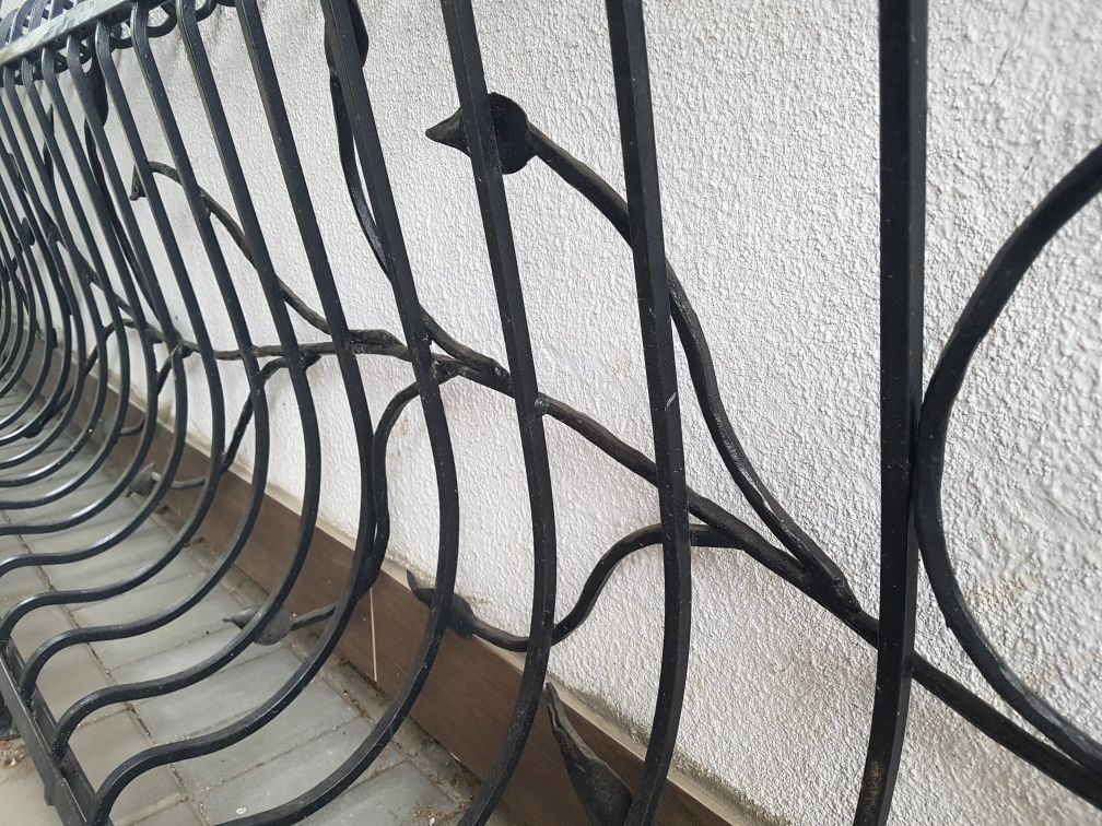 Barierka balustrada kuta z motywem roślinnym czarna