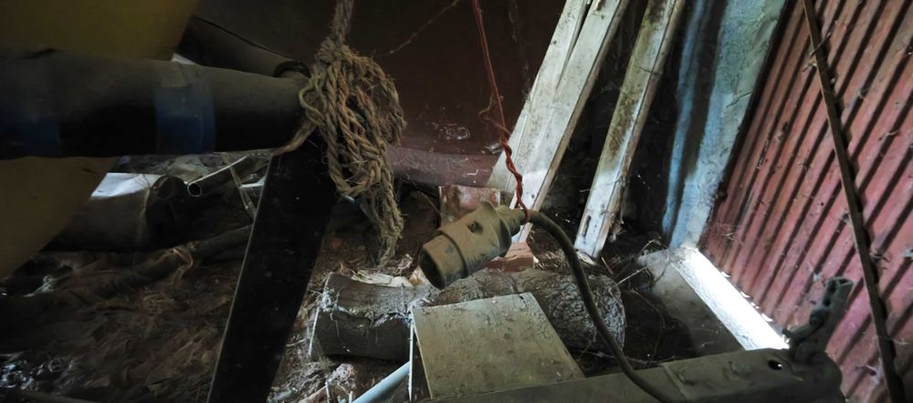 pequeno barco com motor Volvo com atrelado