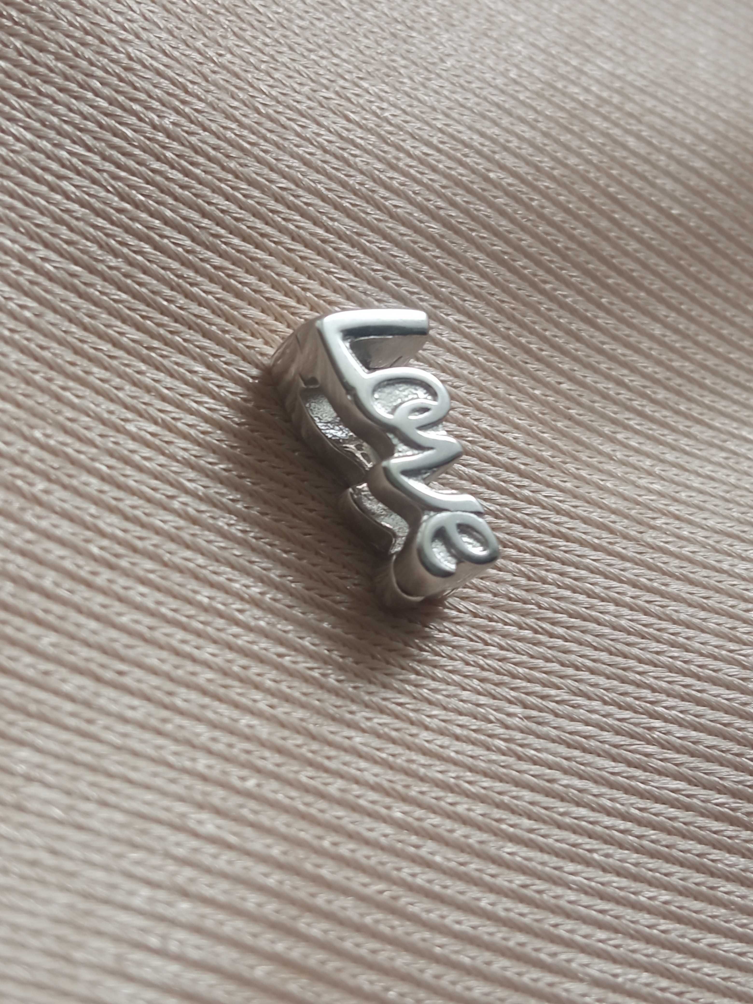 Srebrna zawieszka płaska Charms Pandora Reflexions napis Love S925