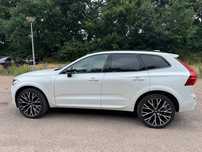 Volvo XC 60 Volvo XC60 Recharge T8 R-Design – Najbogatsza wersja wyposażenia.