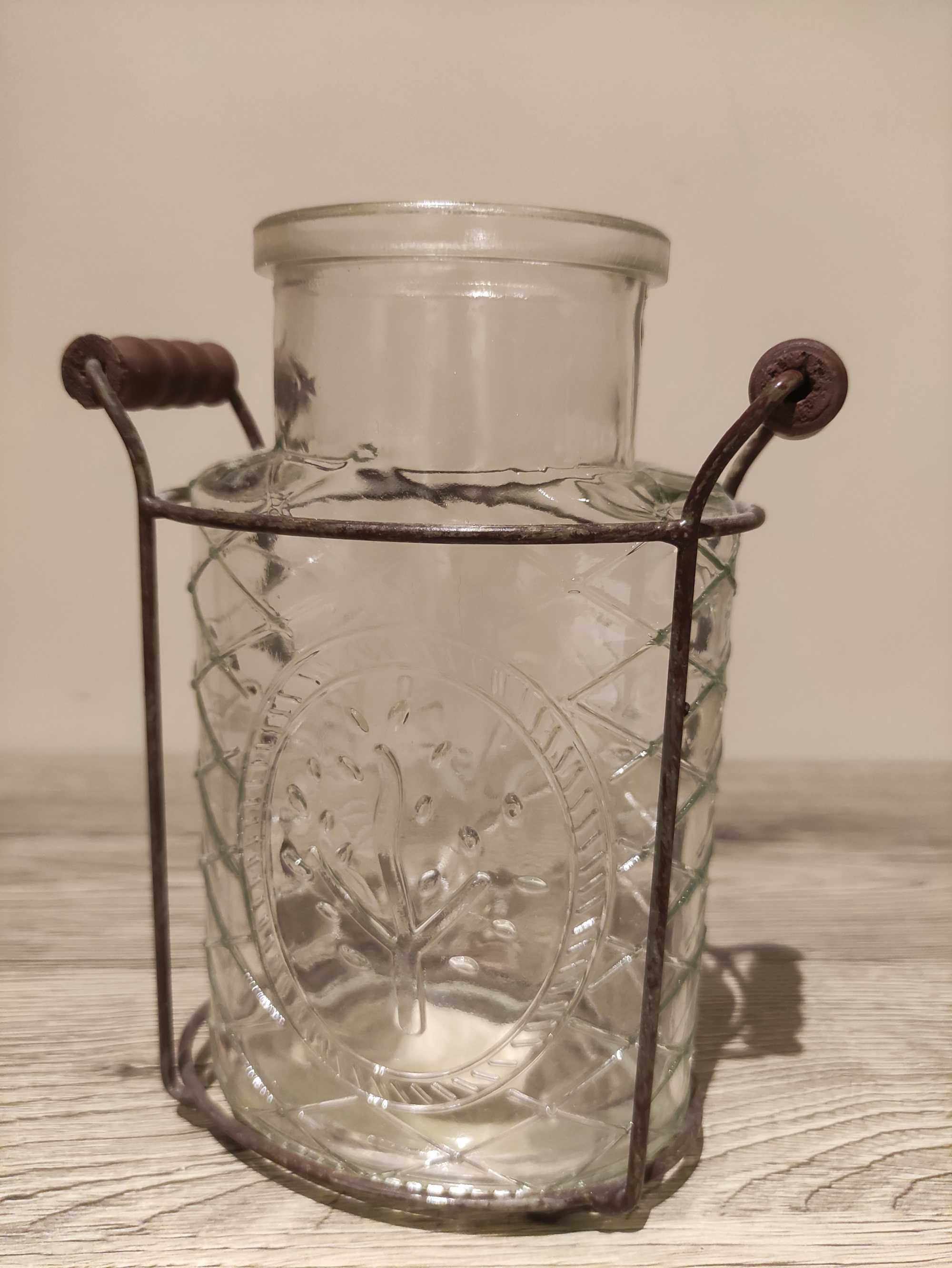 Szklany wazon z uchwytem