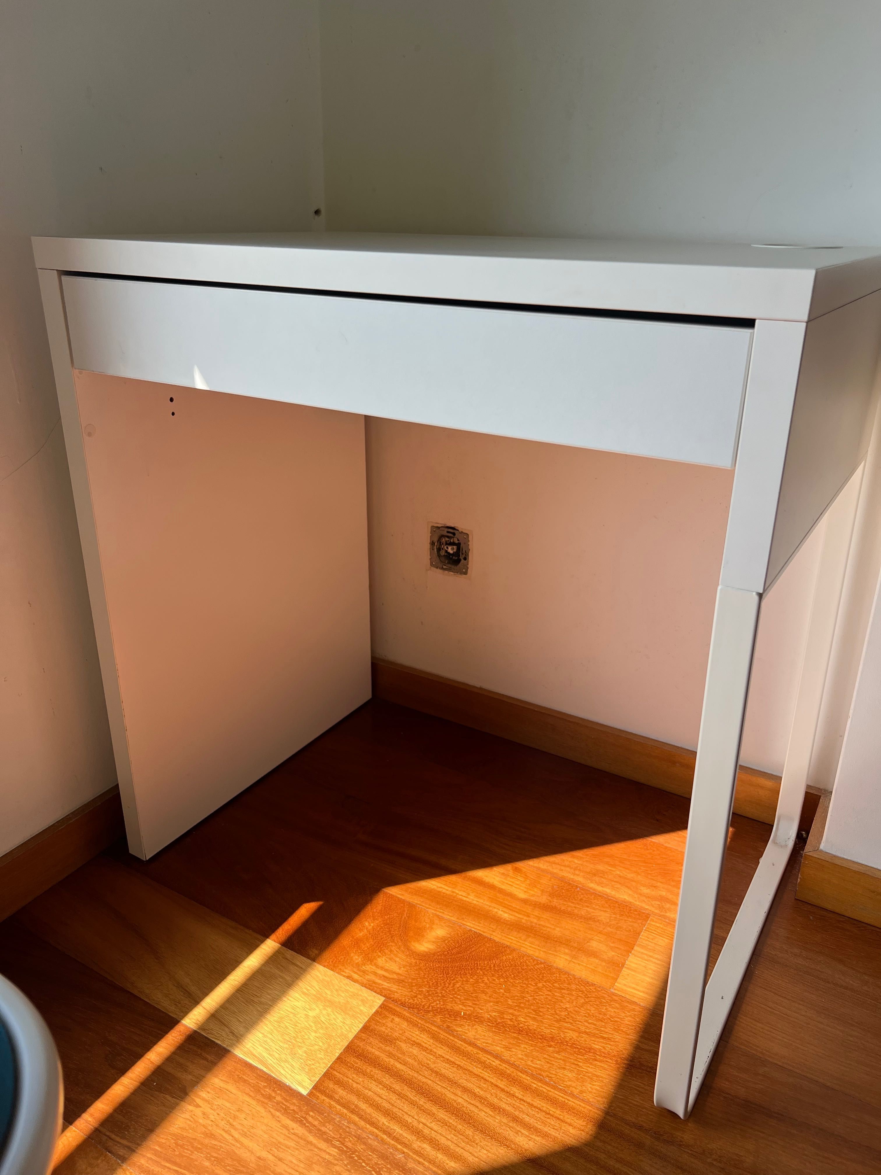 Mesa de estudos com cadeira