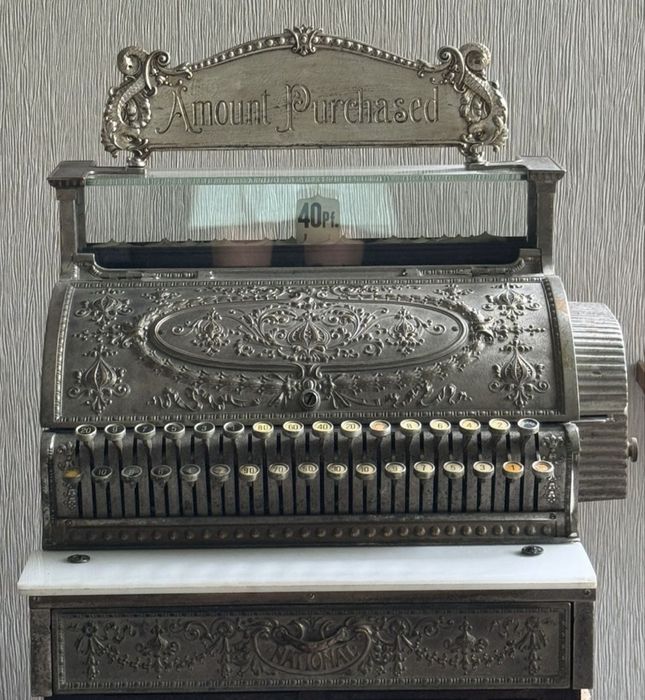 Старовинний касовий апарат.