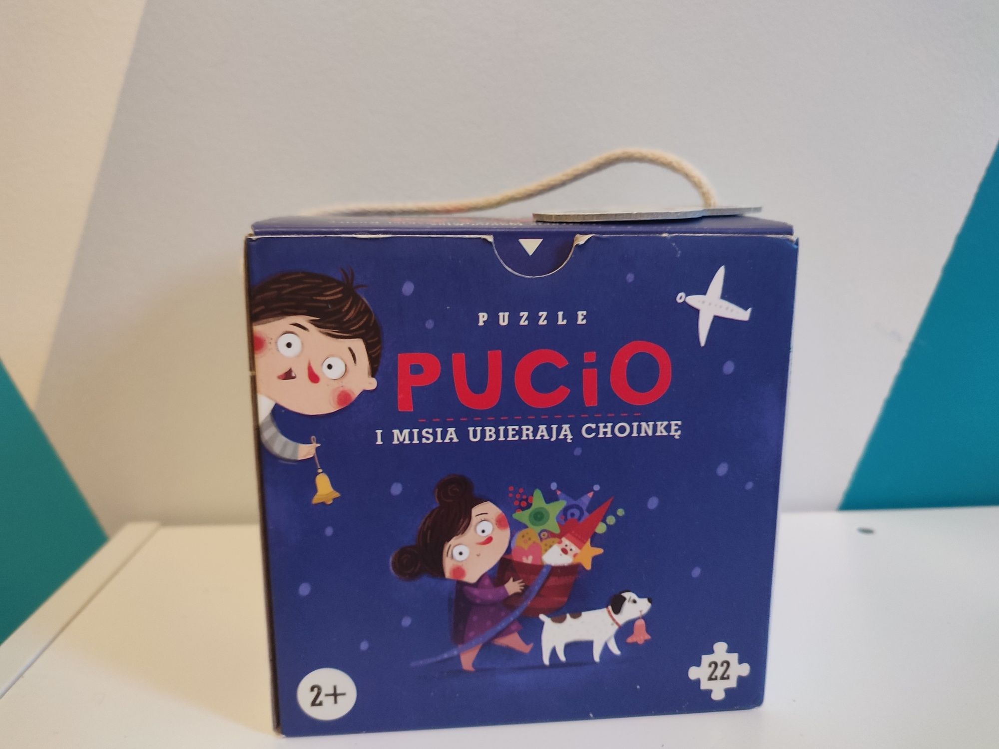 Puzzle Pucio i Misia ubierają choinkę 22 elementy 2+