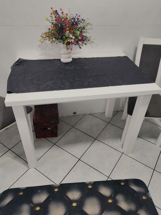 Stół biały z 4 krzesłami