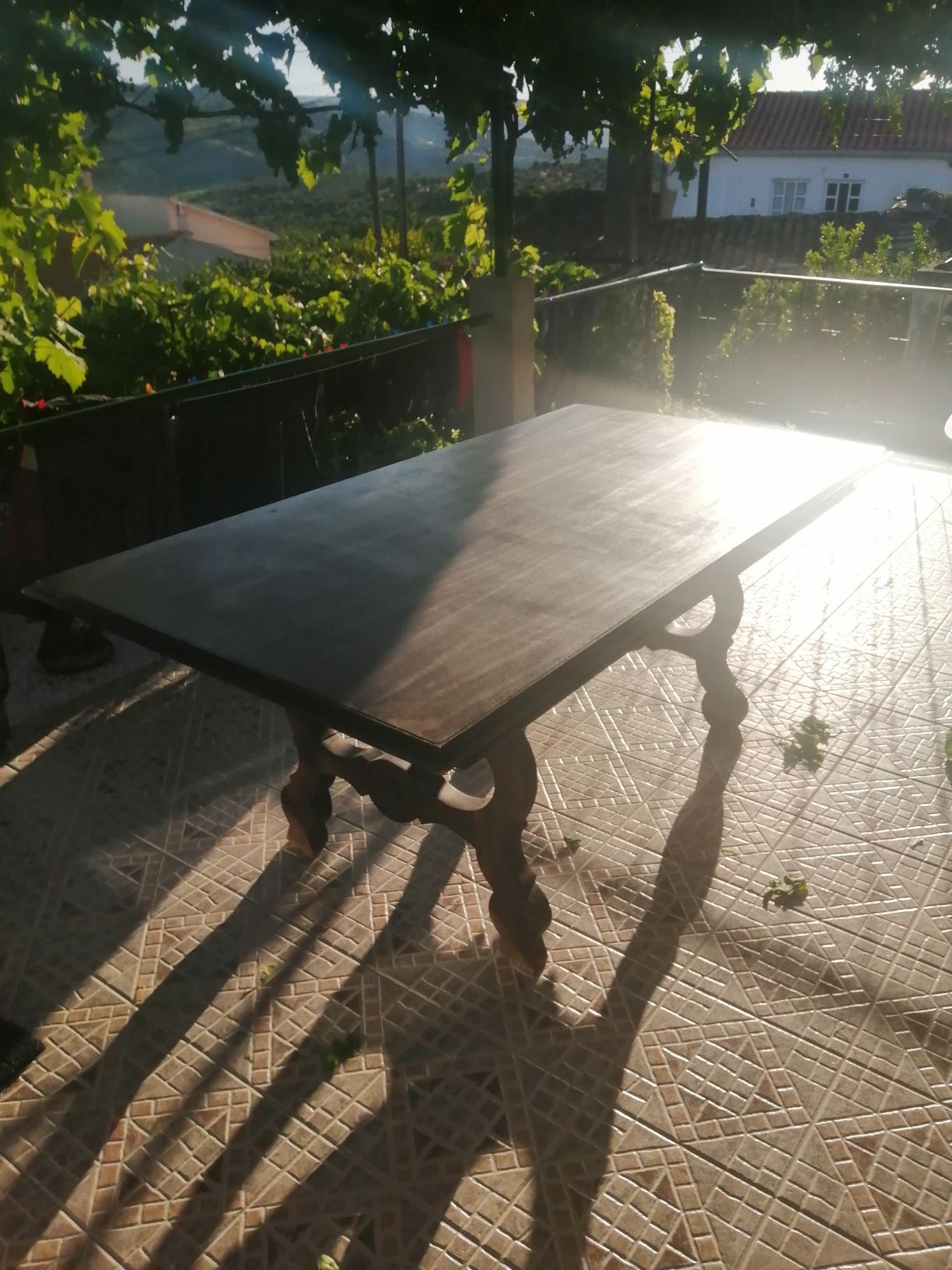 Mesa com oito cadeiras com assento em couro